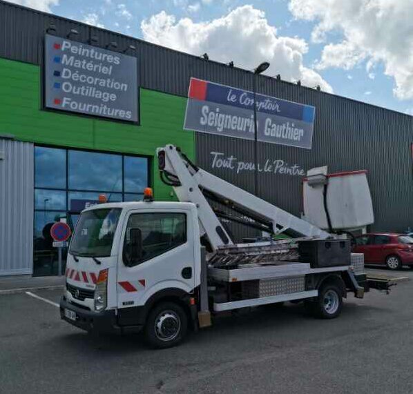 Camion nacelle de votre couvreur à Calais